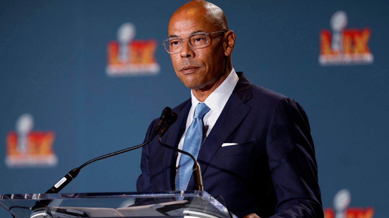 <a href="https://www.espn.com/nfl/story/_/id/45790595/ex-nflpa-boss-howell-quits-role-consultant-carlyle-group" target="_blank">Ex-NFLPA boss resigns role at equity firm Carlyle</a>