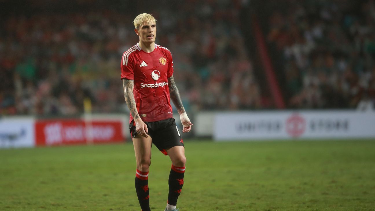 Premier League Transfer Frenzy: Man United Stands Firm on Garnacho Amid Chelsea's Pursuit