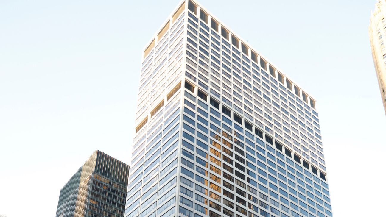 <a href="https://www.espn.com/nfl/story/_/id/45848952/nfl-employee-seriously-injured-deadly-shooting-tower-housing-league-hq" target="_blank">NFL employee seriously injured in NYC shooting</a>