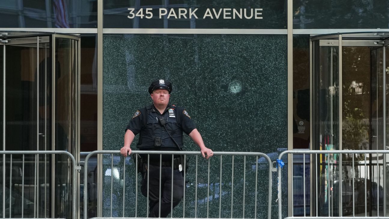 <a href="https://www.espn.com/nfl/story/_/id/45862105/casino-supervisor-sold-gunman-rifle-used-nyc-attack" target="_blank">Police: Vegas casino supervisor sold gunman rifle</a>