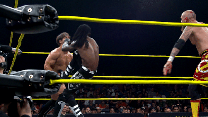 Chris Bey realizando una maniobra de lucha libre