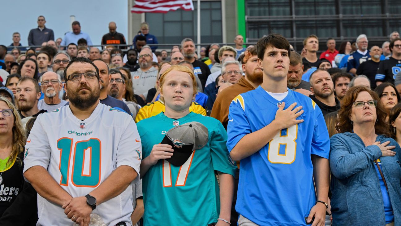 <a href="https://www.espn.com/nfl/story/_/id/45873985/nfl-holds-moment-silence-four-killed-nyc-shooting" target="_blank">NYC shooting victims honored before HOF game</a>