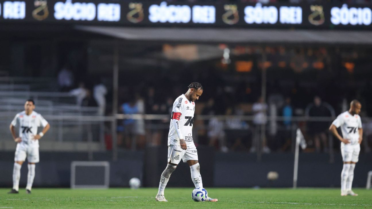 Neymar of Santos reacts  during a Brasileirao 2025 match between Santos and Vasco da Gama at MorumBIS Stadium on August 17, 2025 in Sao Paulo, Brazil.