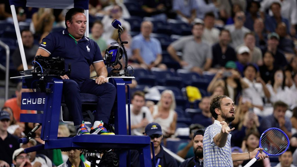 <a href="https://www.espn.com/tennis/story/_/id/46068258/bonzi-survives-medvedev-late-surge-chaotic-us-open-match" target="_blank">Bonzi survives Medvedev’s meltdown, late surge</a>