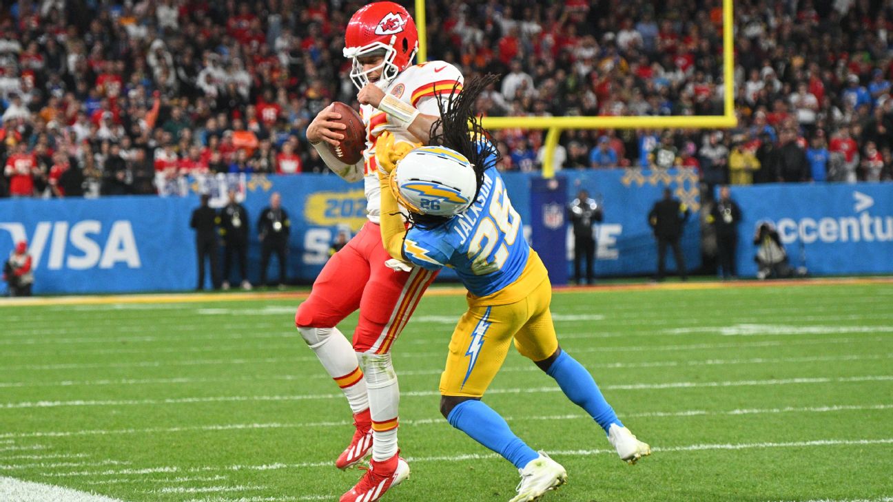 Patrick Mahomes' Aggressive Playstyle Sparks Chiefs' Momentum in NFL Showdown