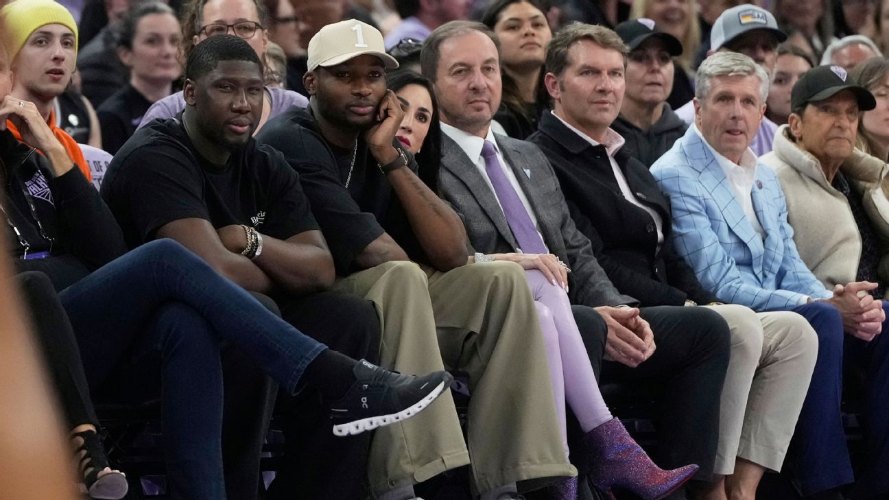 Joe Lacob y Jonathan Kuminga en un partido