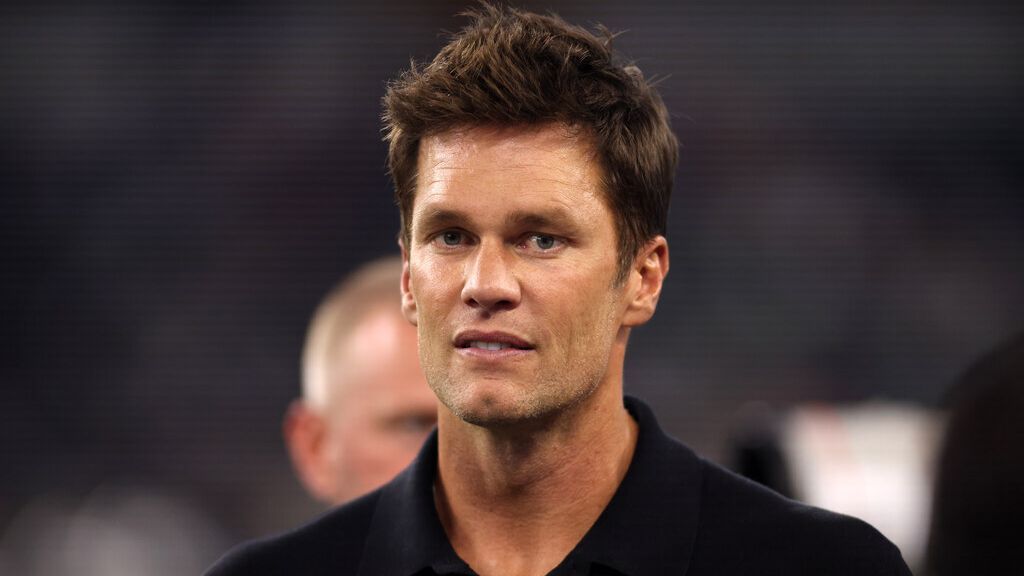 <a href="https://www.espn.com/nfl/story/_/id/46276421/tom-brady-shown-raiders-booth-wearing-headset-mnf" target="_blank">Brady shown in Raiders’ coaching booth on MNF</a>