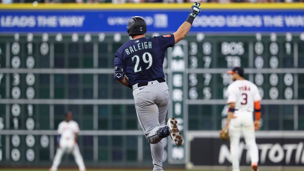<a href="https://www.espn.com/mlb/story/_/id/46328104/raleigh-eclipses-griffey-jr-latest-record-breaking-hr" target="_blank">Raleigh eclipses Griffey Jr. with latest record HR</a>
