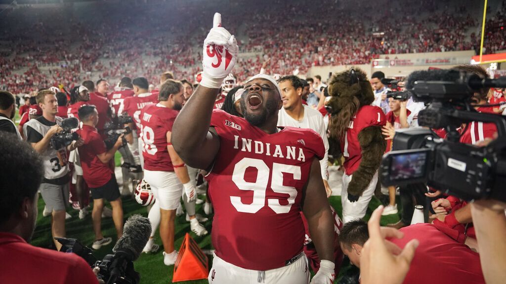 <a href="https://www.espn.com/college-football/story/_/id/46330440/indiana-hangs-63-no-9-illinois-record-setting-win" target="_blank">Indiana hangs 63 on No. 9 Illini in statement win</a>