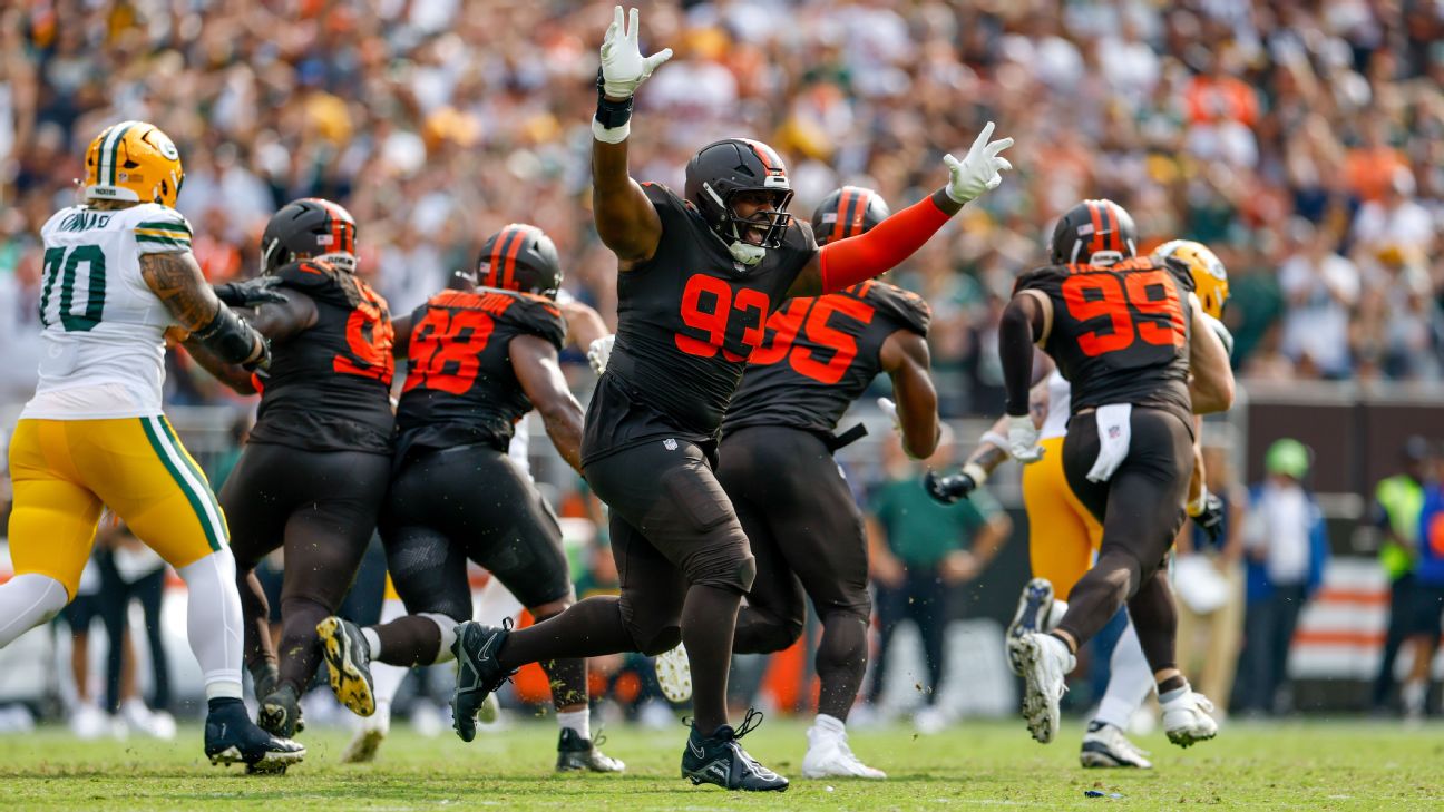 <a href="https://www.espn.com/nfl/story/_/id/46340211/browns-break-win-column-wild-win-late-vs-packers" target="_blank">Browns stun Pack with big block, then 55-yard FG</a>