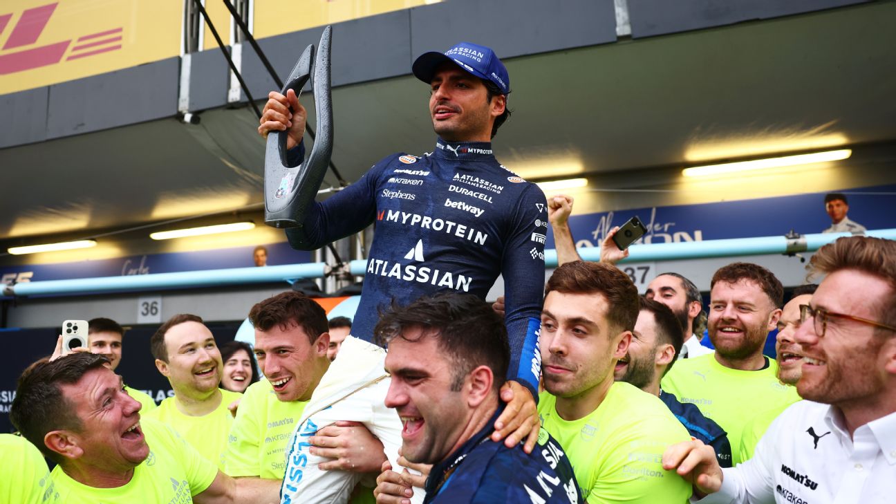 Carlos Sainz sorridente dopo il podio con la Williams a Baku