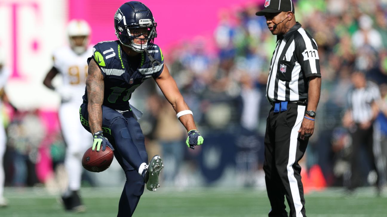 <a href="https://www.espn.com/fantasy/football/story/_/id/46356700/nfl-fantasy-football-2025-ultimate-playbook-projections-win-probabilities-week-4-shadow-reports-mike-clay" target="_blank">🏈 Fantasy playbook: Shadow Report, lineup locks</a>