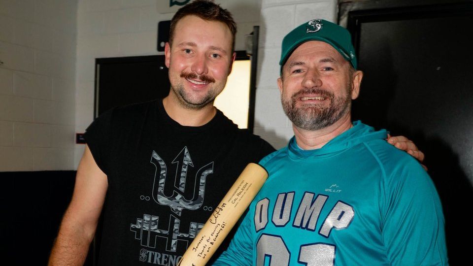 <a href="https://www.espn.com/mlb/story/_/id/46526299/seattle-mariners-cal-raleigh-first-postseason-homer-fan" target="_blank">‘Dump 61 Here’: Raleigh meets fan who caught his home run ball</a>