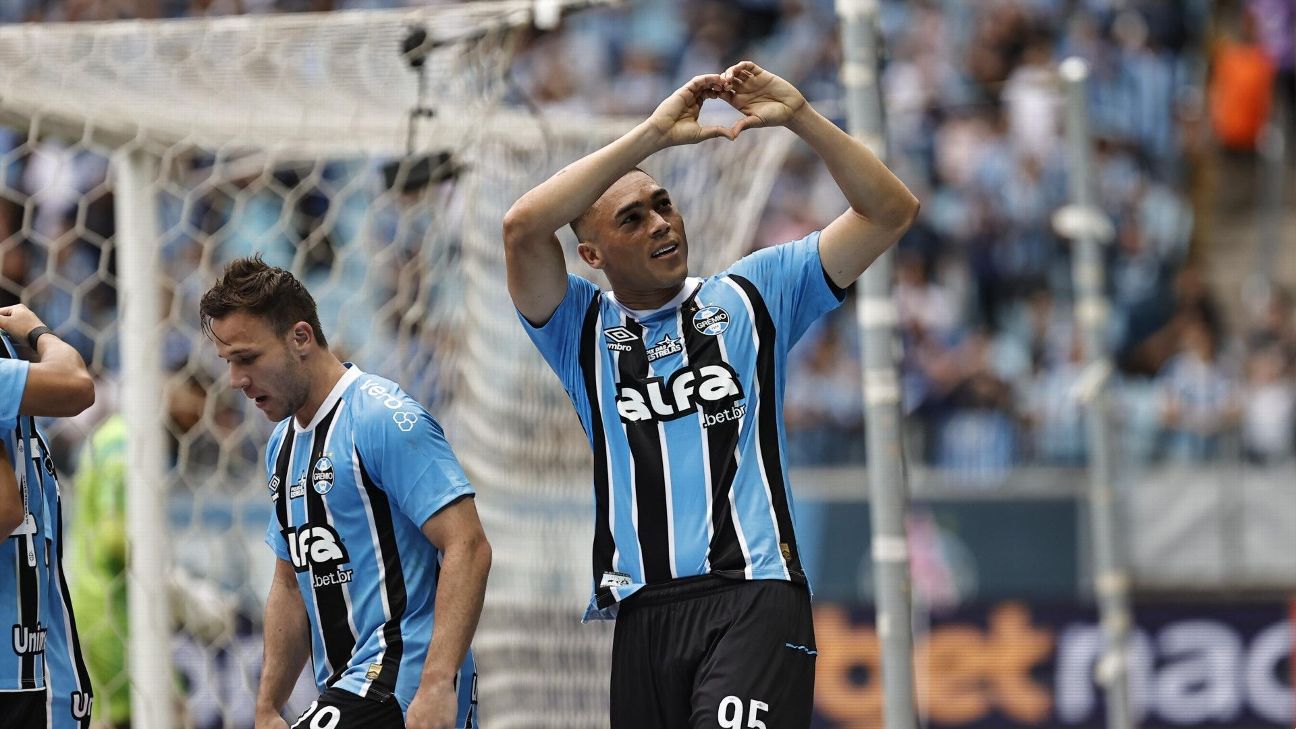 Em alta no Grêmio, Carlos Vinicius foi dispensado como zagueiro da