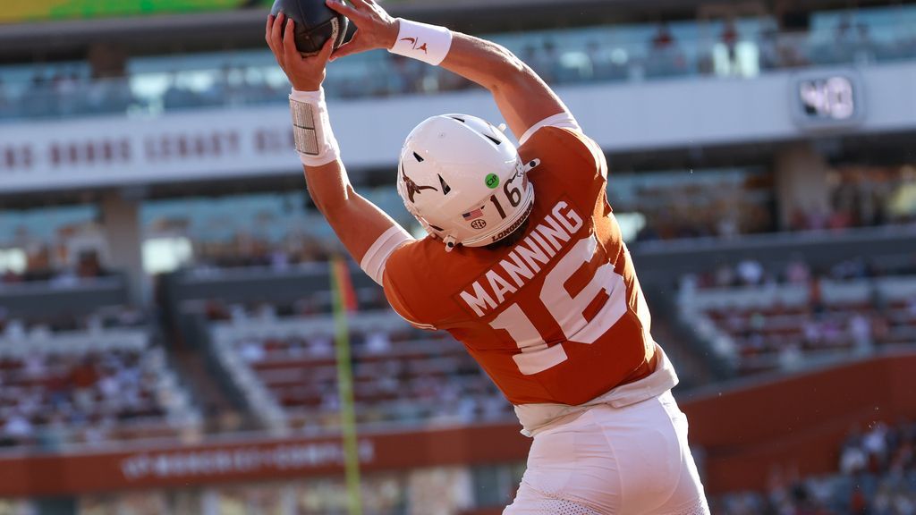 <a href="https://www.espn.com/college-football/story/_/id/47066975/arch-manning-first-longhorn-catch-throw-rush-td" target="_blank">Manning makes Texas history after snagging TD</a>