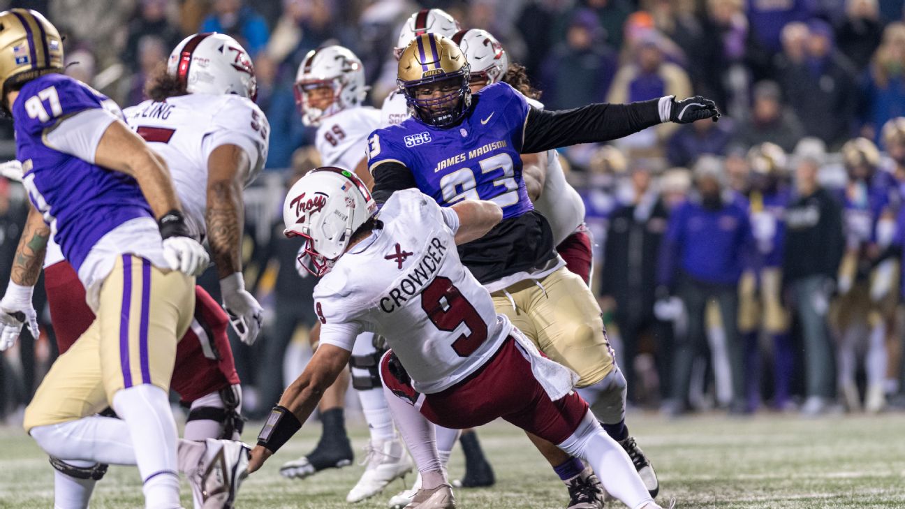 <a href="https://www.espn.com/college-football/story/_/id/47216883/ad-warns-jmu-fans-throwing-snowballs-troy-players-sun-belt-title-game" target="_blank">Cool it! JMU AD scolds fans for throwing snowballs</a>
