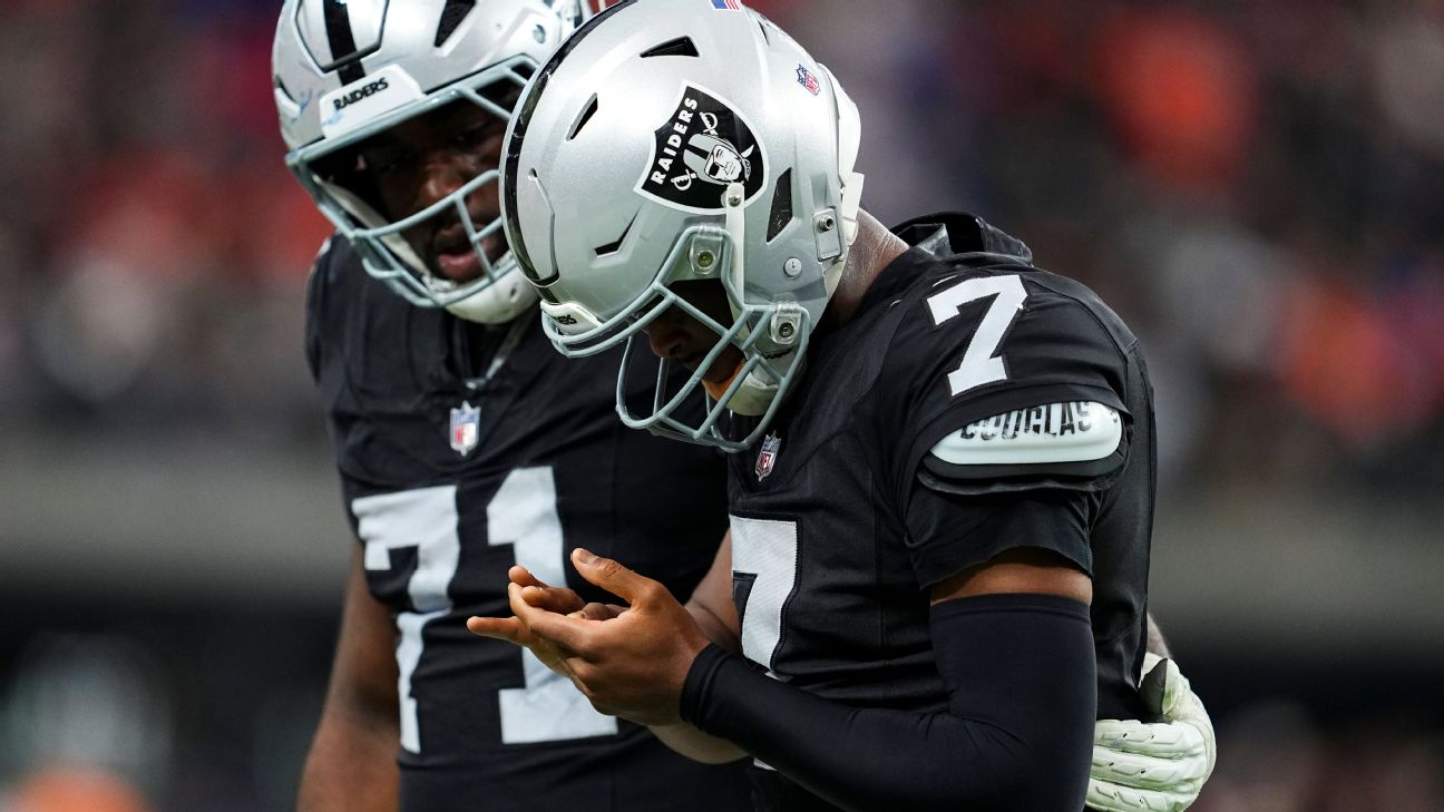 Geno Smith exits Raiders' loss with right shoulder injury - ABC7 Los Angeles