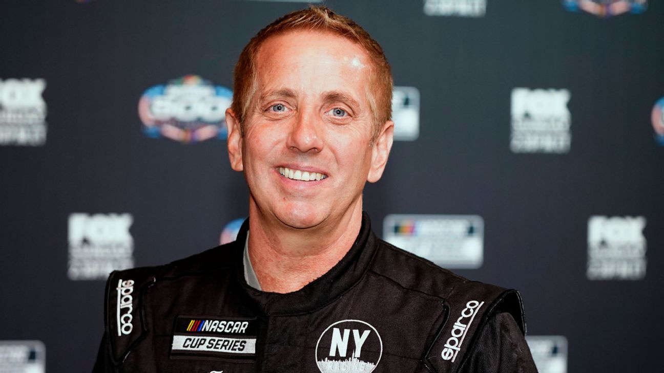 <a href="https://www.espn.com/racing/nascar/story/_/id/47348611/jet-owned-ex-nascar-driver-biffle-crashes-fatalities-reported" target="_blank">Ex-NASCAR driver Biffle, family die in plane crash</a>