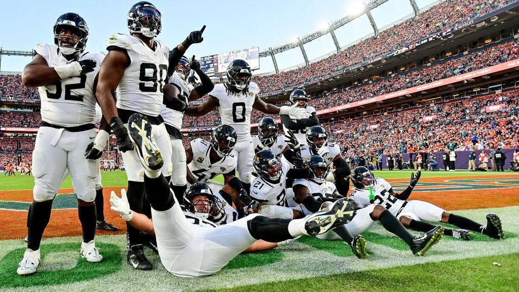 <a href="https://www.espn.com/nfl/story/_/id/47385935/defiant-jaguars-shift-narrative-victory-broncos" target="_blank">Defiant Jags shift narrative, beat 1-seed Broncos</a>