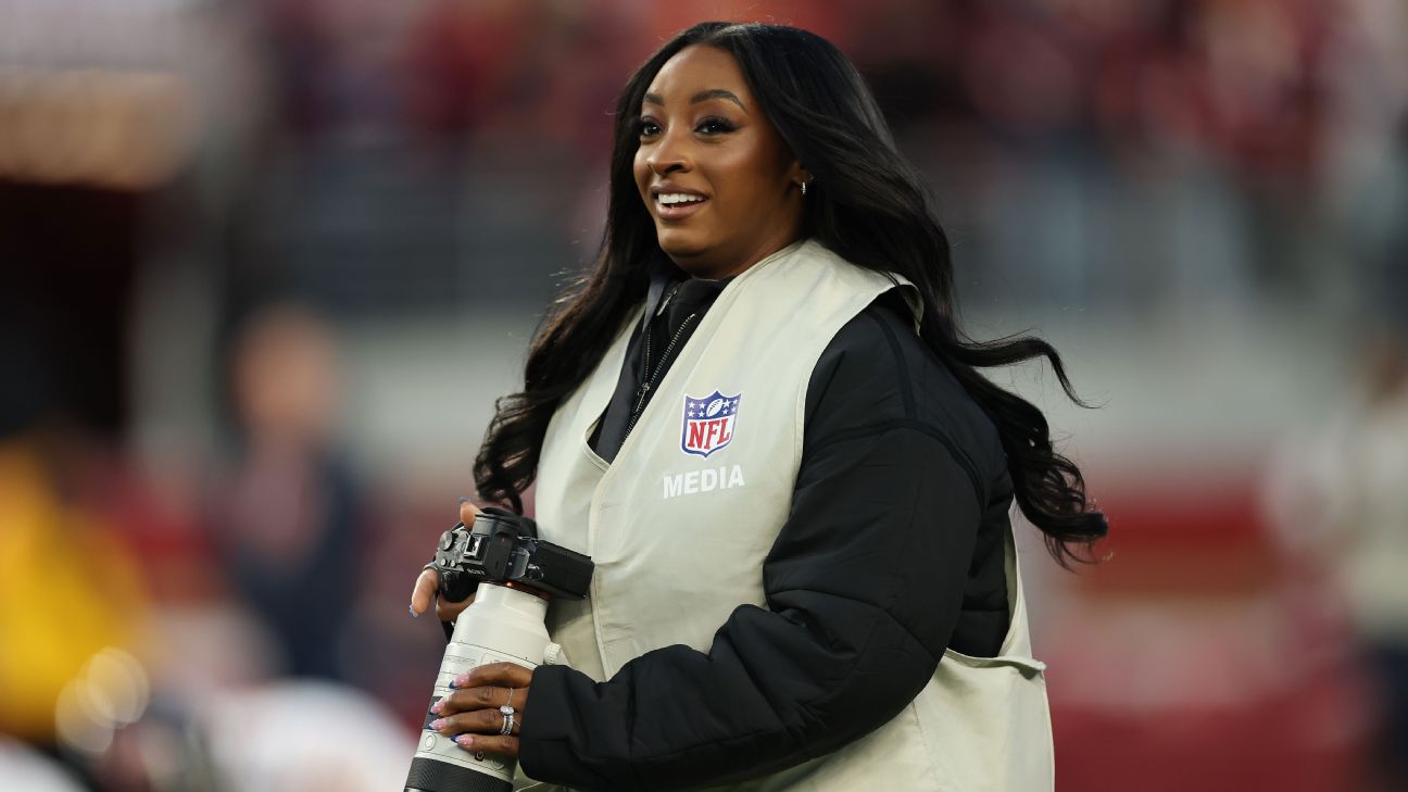 Simone Biles serves as credentialed photographer at Bears-49ers