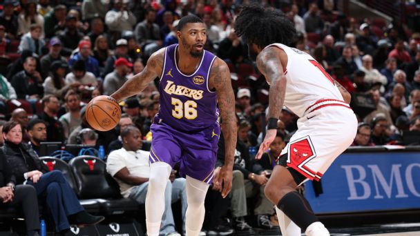Marcus Smart looks to pass the ball vs. Chicago Bulls at United Center in Chicago, Illinois, on Jan. 26, 2026