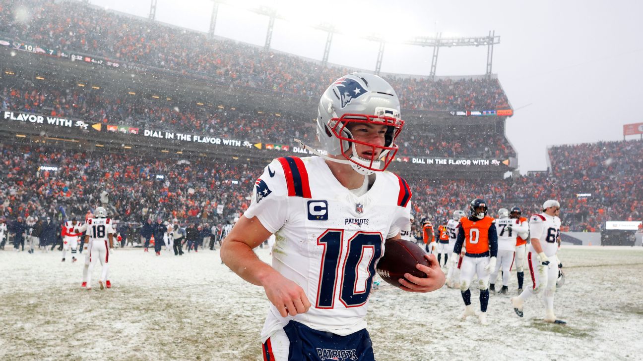 Who are the youngest NFL quarterbacks to start a Super Bowl?