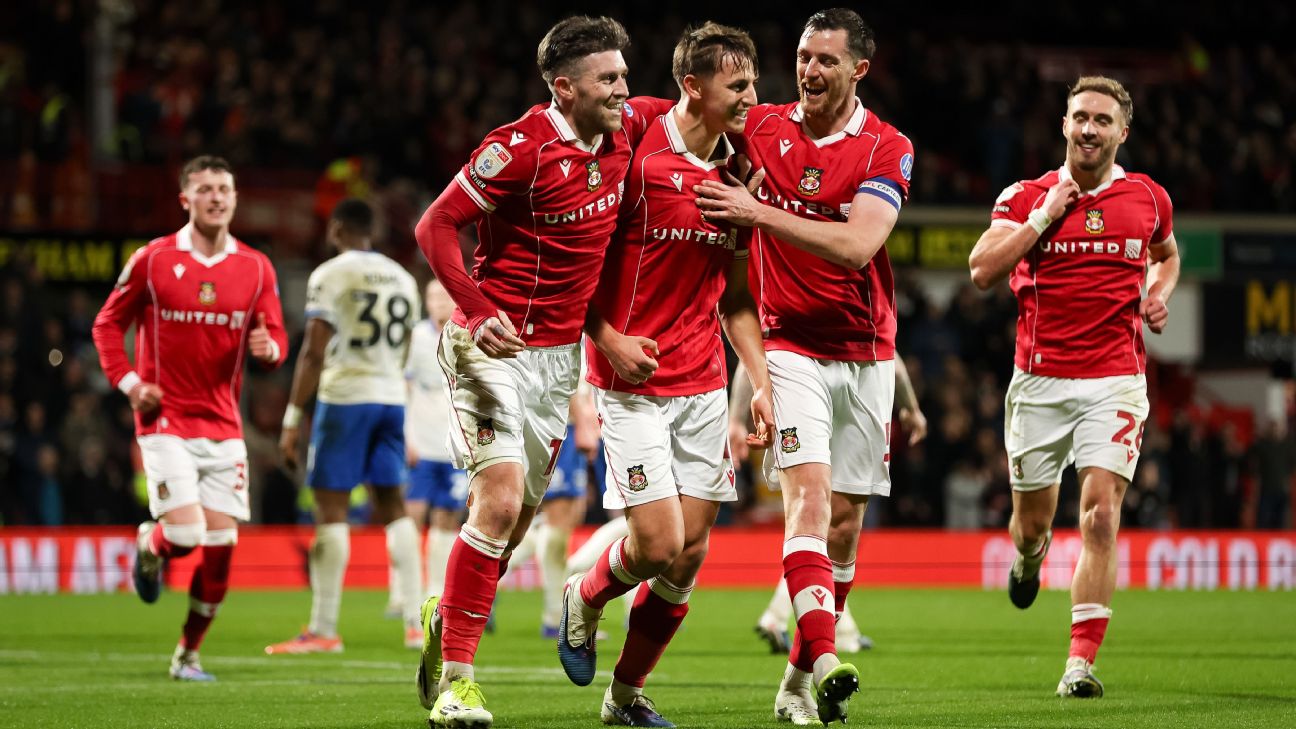 De spelers van Wrexham vieren hun doelpunt tegen Portsmouth in de Championship.