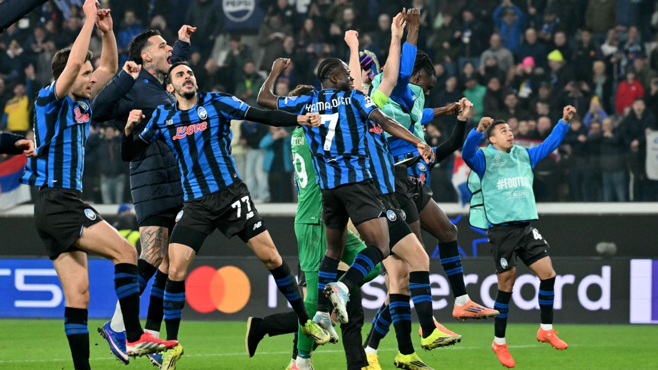 De spelers van Atalanta vieren hun spectaculaire overwinning op Borussia Dortmund.