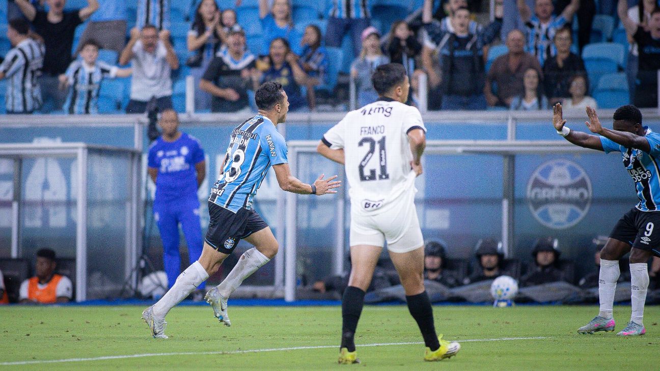 Grêmio vence o Atlético-MG no Campeonato Brasileiro com expulsão precoce e golaço decisivo