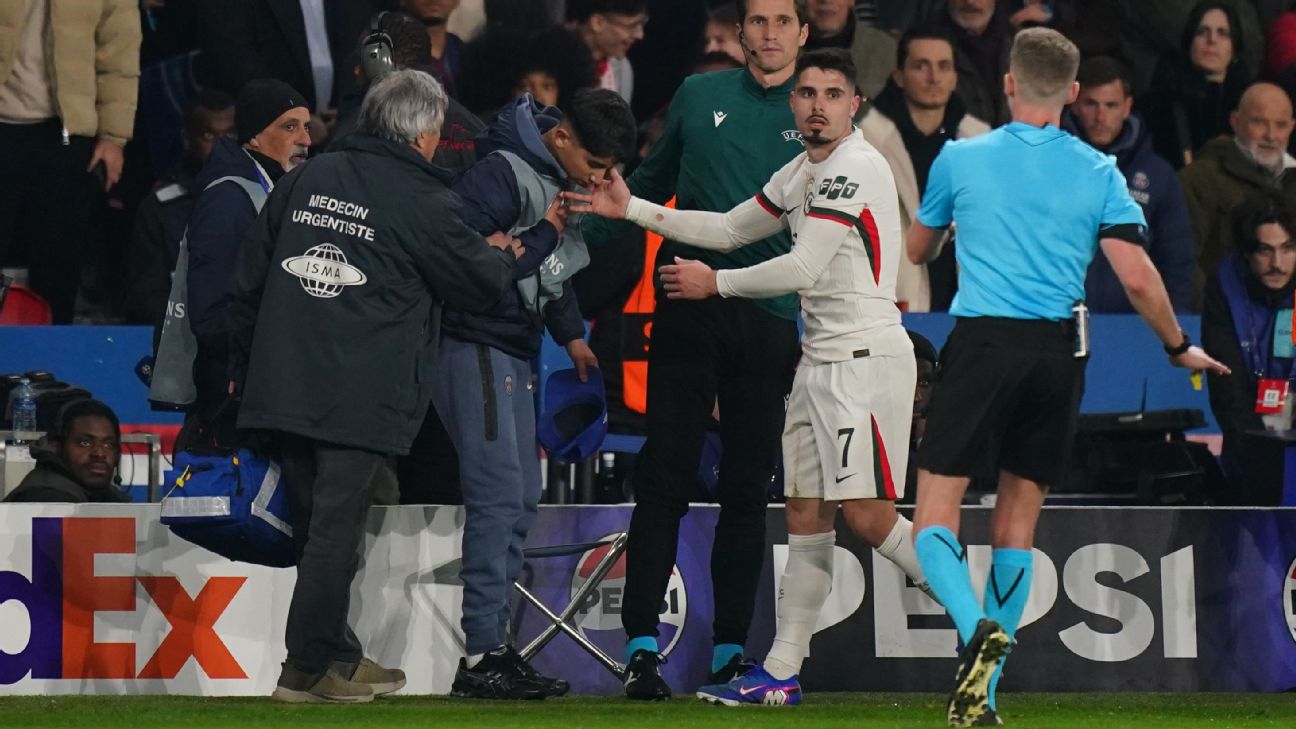 Chelsea's Neto sorry for shoving PSG ball boy