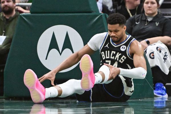 Giannis Antetokounmpo exits Bucks' win after awkward landing