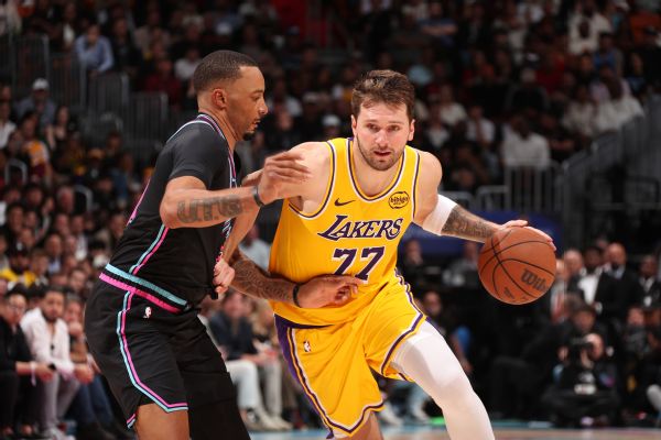 Doncic to return from Spain on Friday; status still unknown