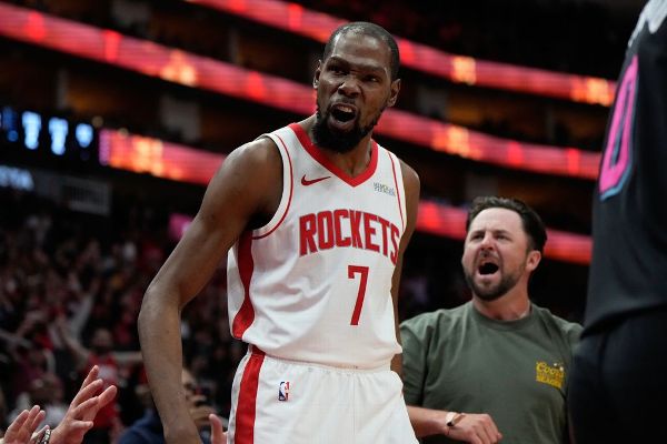 Kevin Durant reacts after sinking the 3-pointer to vault him past Michael Jordan on the NBA's all-time scoring list.