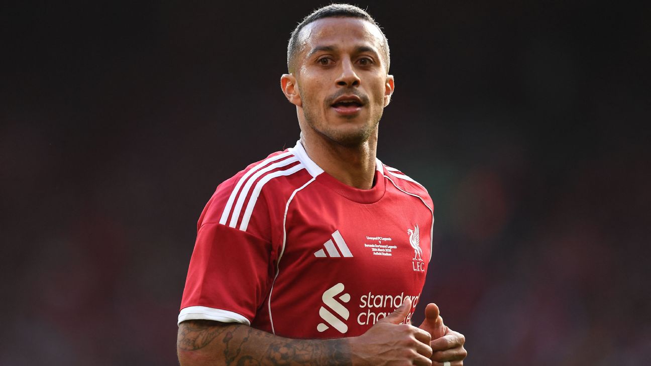Aposentado, Thiago Alcântara encanta em jogo de lendas do Liverpool com Klopp, Gerrard e cia.: 'Ainda sabe'