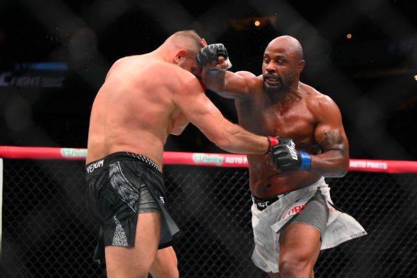 UFC's Fortune called back to cage after wrong winner declared