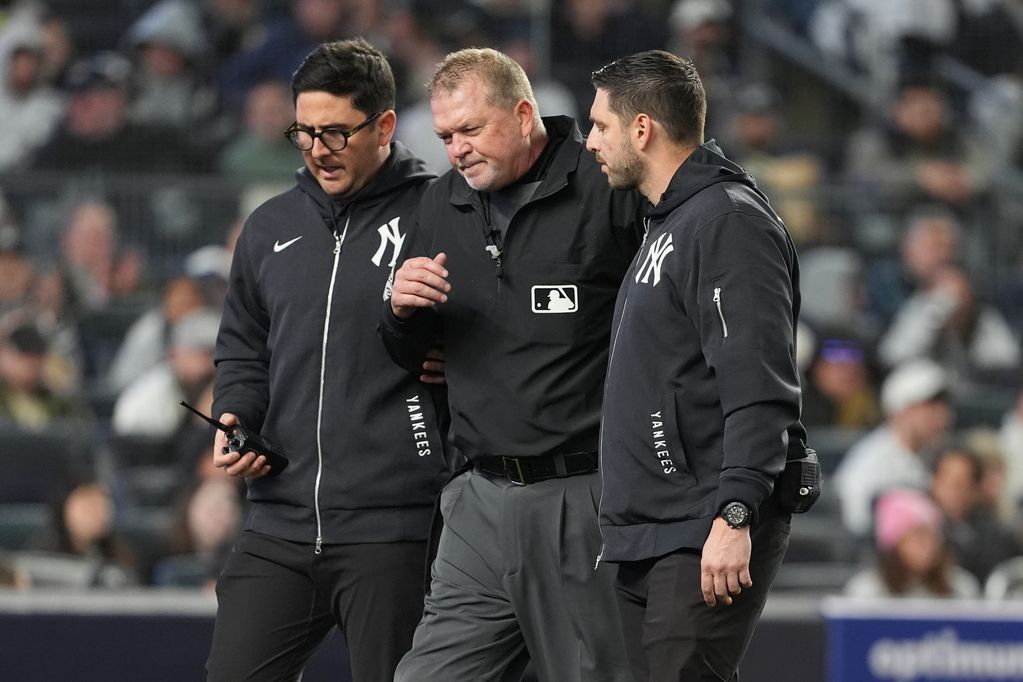 Ump Kulpa out with concussion after hit to mask