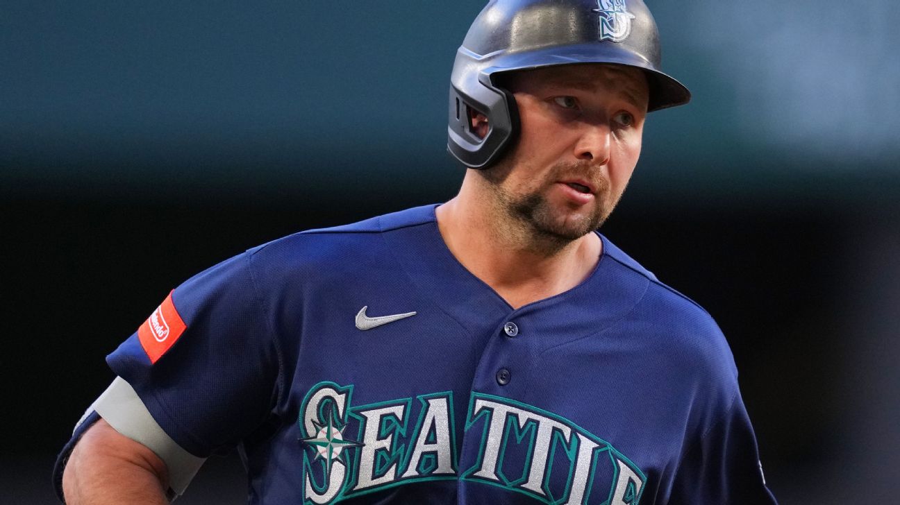 M's Raleigh ends 10-game drought, hits 1st homer