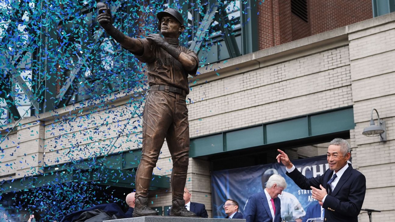 Going batty: Ichiro statue breaks during unveiling
