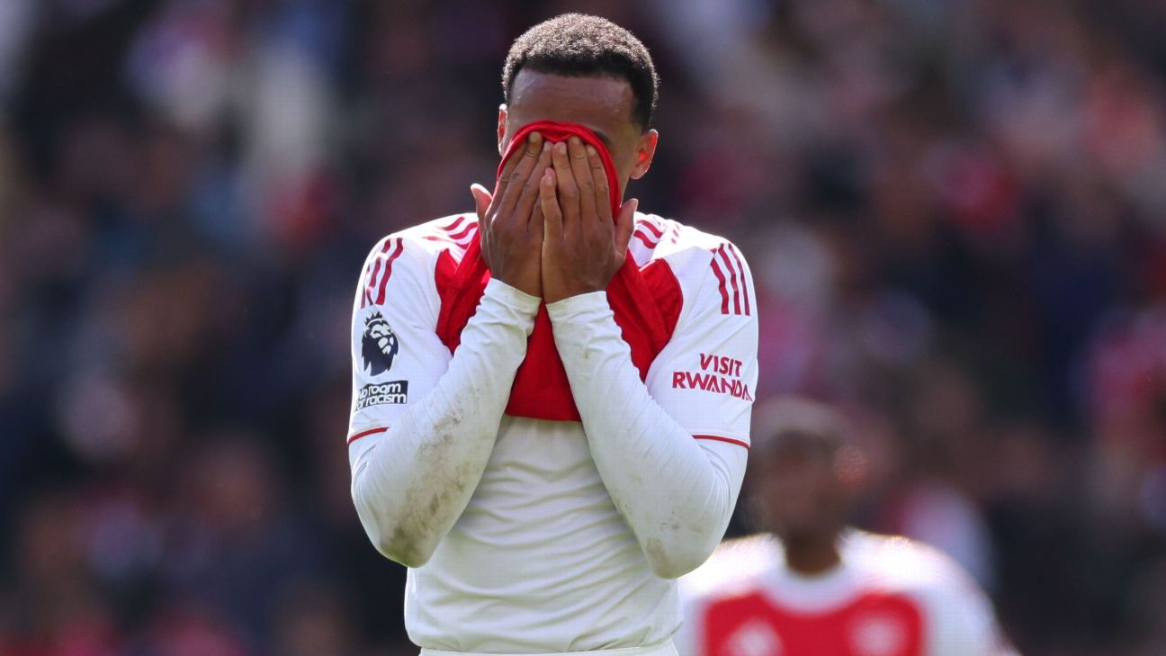 Arsenal lets Manchester City back into Premier League title race