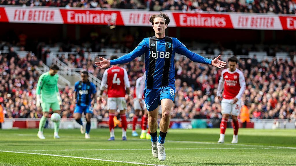 Man Utd CH&Iacute;NH THỨC đ&aacute;nh bại Arsenal, HLV Carrick đ&oacute;n 'b&aacute;u vật' được cả Ngoại hạng Anh săn đ&oacute;n?