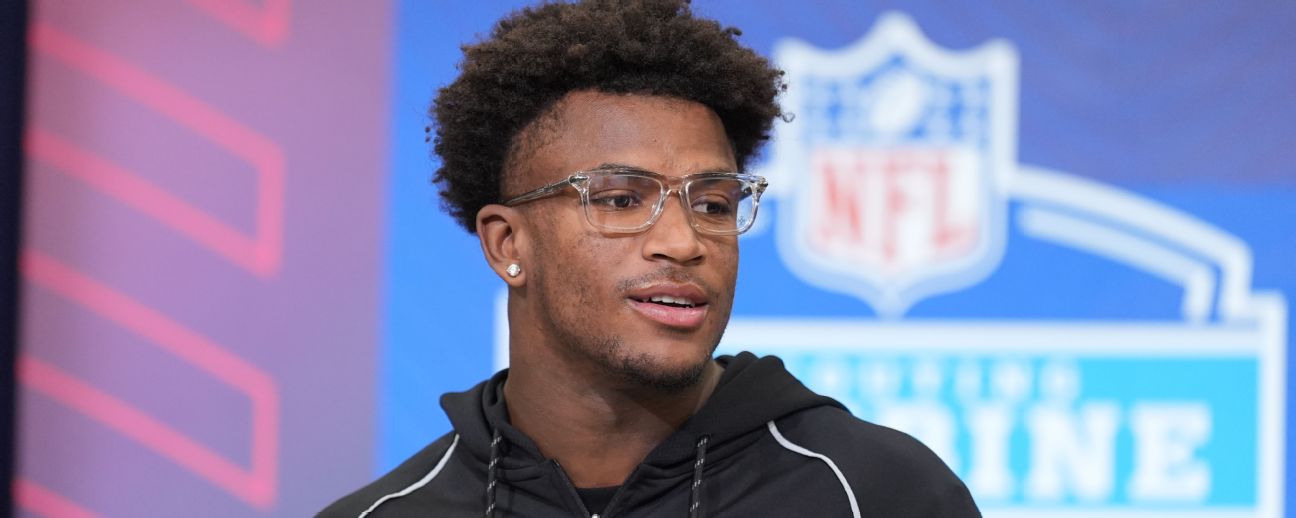 Cowboys trade up one spot, pick Downs at 11