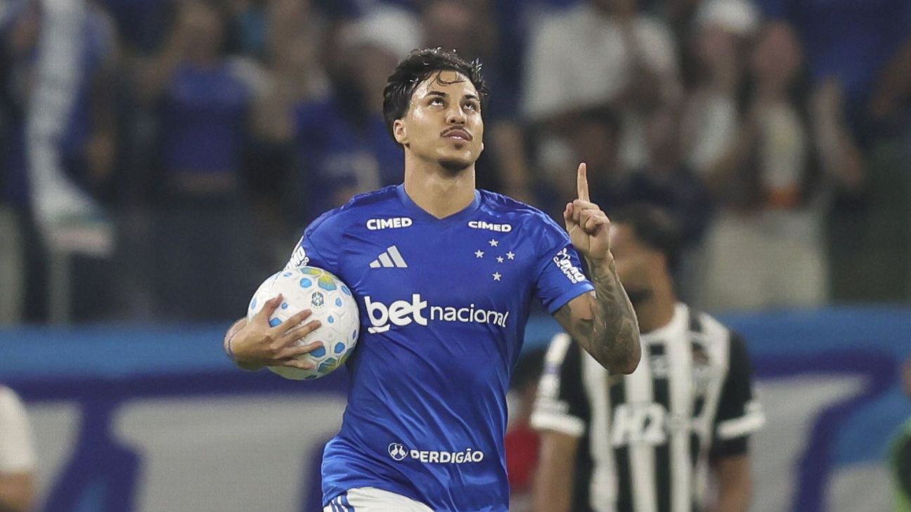 Cobrado nas redes sociais, Kaio Jorge discute com torcedor do Cruzeiro: 'Acha que fazer gol é igual beber água?'