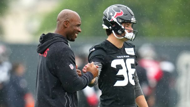 El entrenador de los Texans, DeMeco Ryans, marca la pauta para sus novatos