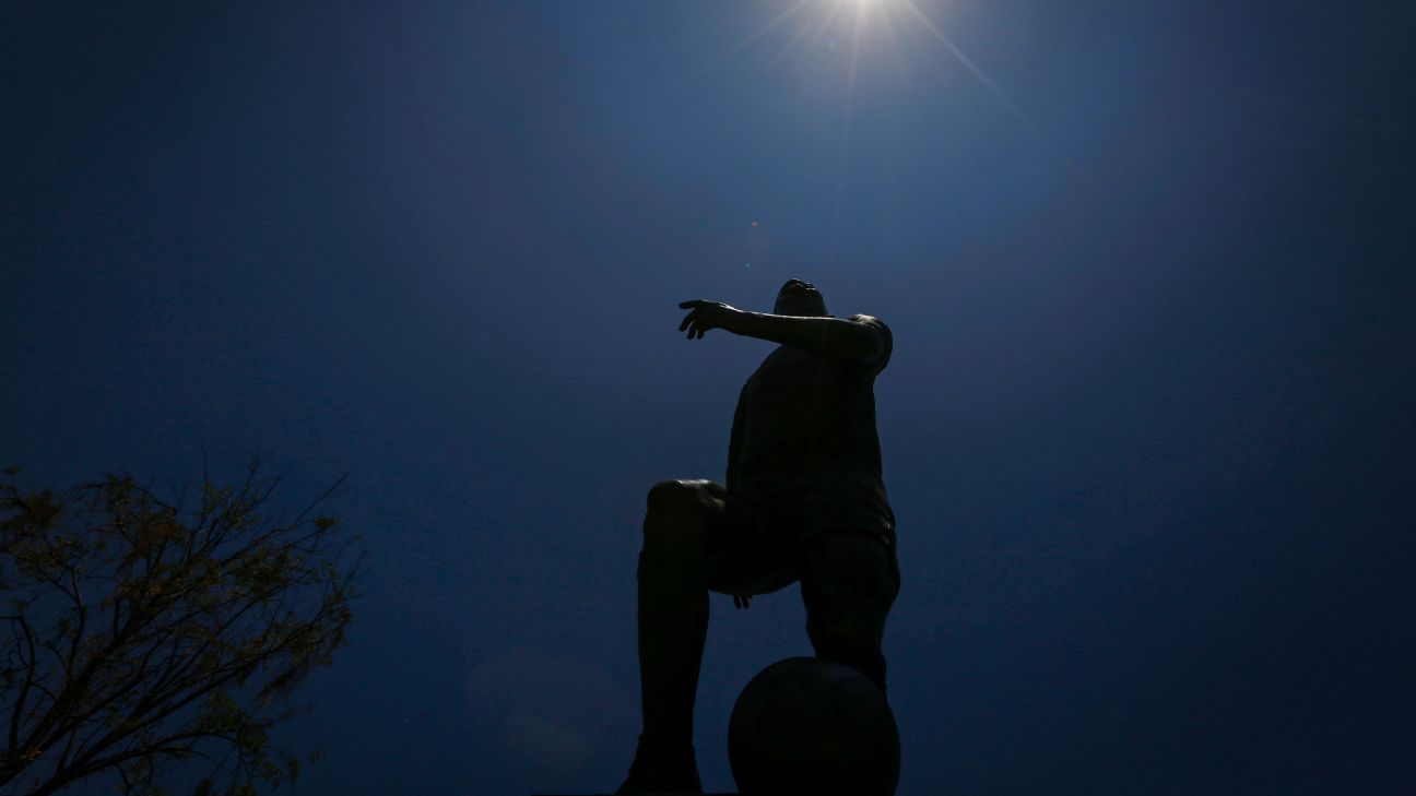Towering Pelé statue unveiled in Guadalajara before World Cup