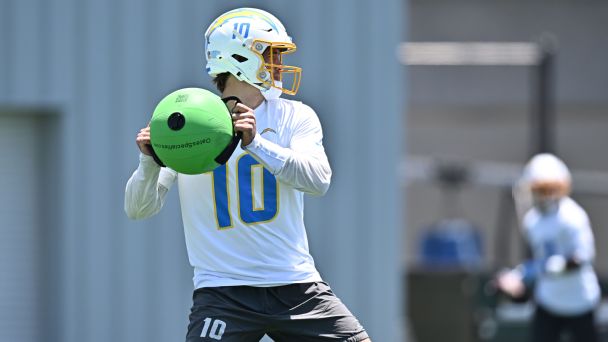 Breaking down Justin Herbert's new shotgun stance under Mike McDaniel