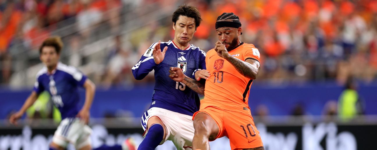 Memphis Depay disputa bola com Daichi Kamada durante Holanda x Japão na Copa do Mundo