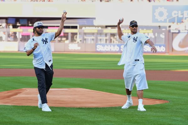Knicks stars Jalen Brunson and Josh Hart received loud cheers from fans at Yankee Stadium as they took the field to throw out the ceremonial first pitches before Wednesday's game against the White Sox.