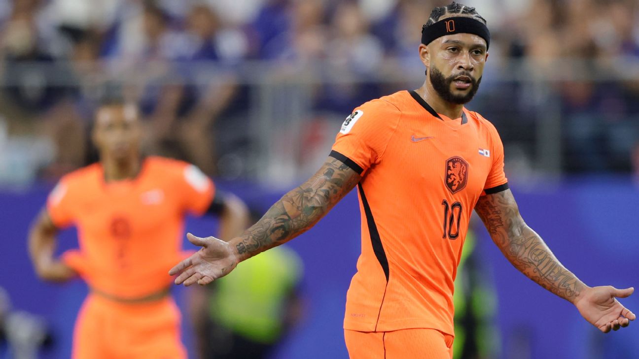 Memphis Depay entra no segundo tempo e dá passe para gol.