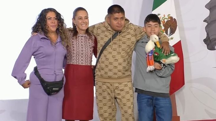 Merlín, el pato viral, estuvo en la mañanera con Claudia Sheinbaum