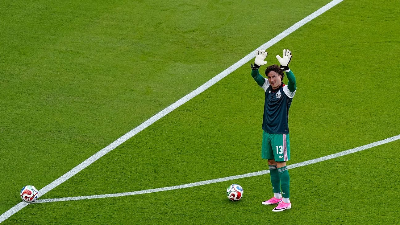 Moisés Muñoz afirma que Memo Ochoa merece jugar ante Chequia